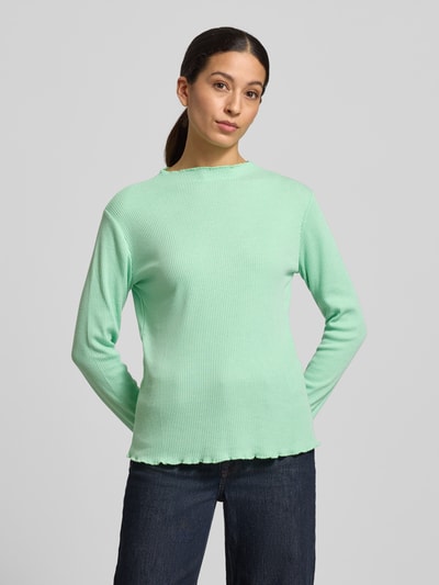 Kobiece model prezentuje Slim Fit Langarmshirt mit Viskose-Anteil von s.Oliver RED LABEL, miętowy, krój slim fit, rippstrick, długi rękaw, wysoki dekolt, zakończenia frill, jednolity kolor, przód, ujęcie całej sylwetki.