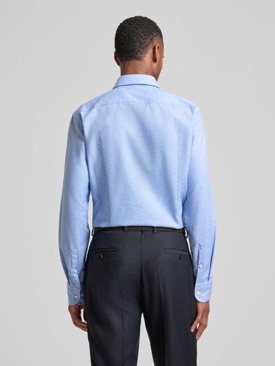 Männermodel trägt Slim Fit Businesshemd aus reiner bawełna Modell 'HANK' von BOSS, efekt: wzór na całej powierzchni, kołnierzyk typu cutaway, jednorzędowa listwa guzikowa, rękaw: z bardzo długim rękawem, mankiety zapinane na jeden guzik, wykończenie materiału: popelina, Ganzkörperansicht Rückansicht