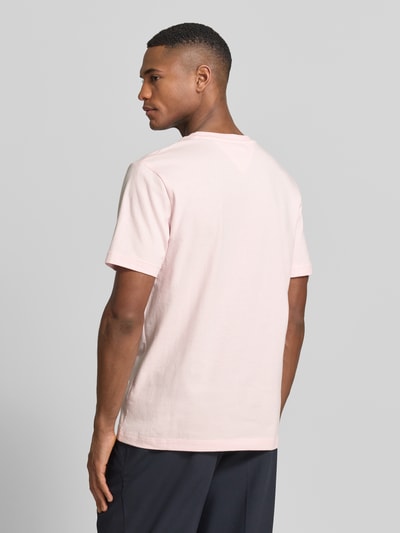 Mężczyznamodel nosi Regular Fit T-Shirt aus reiner Baumwolle von Tommy Hilfiger, efekt: jednolity kolor, wyhaftowane logo, okrągły dekolt, krótki rękaw, dżersej, czysta bawełna, zdjęcie całej sylwetki z tyłu