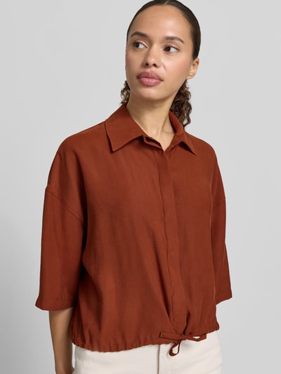 Vrouwenmodel draagt dames blouse van Drykorn, modalmix, loose fit, overhemdkraag, trekkoordzoom, model 'LAINAY', nahaufnahme bovenlichaam.