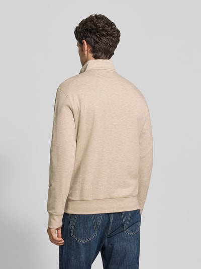 Männermodel trägt Regular Fit Sweatshirt aus Baumwoll-Mix von Polo Ralph Lauren in Beige, kombiniert mit Jeans, Ganzkörperansicht Rückansicht. Herren Sweatshirt von Polo Ralph Lauren.