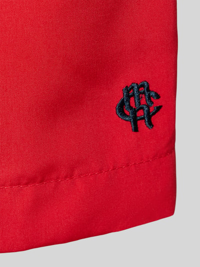 Produktfoto, Badehose mit Gesäßtasche und Logo-Stitching von MCNEAL in Rot mit sichtbarem Logo-Stitching, glatte Stoffstruktur