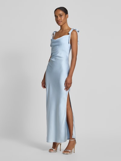 Kobiece model prezentuje sukienkę midi z satyny o kroju slim fit, model 'Maxima' od LeGer by Lena Gercke, ozdobne kokardy, krój bez rękawów, długość tyłu w rozmiarze 36: 123 cm, szerokość w rozmiarze 36: 34 cm, jasnoniebieski kolor, gładka satynowa powierzchnia, całopostaciowy widok z przodu.