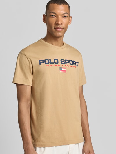 Männermodel trägt Relaxed Fit T-Shirt aus reiner Baumwolle von Polo Ralph Lauren, Optik: Unifarben, Label-Print, Rundhals, Kurzarm, Ganzkörperansicht von vorne