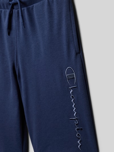 Produktfoto, Sweatshorts mit Label-Stitching und elastischem Bund von CHAMPION im Farbton Dunkelblau, Baumwoll-Mix, Relaxed Fit, Detailaufnahme.