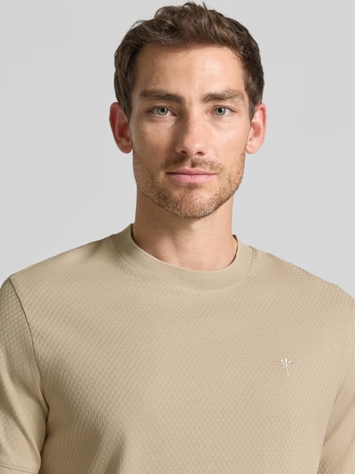 Männermodel trägt Regular Fit T-Shirt mit Strukturmuster Modell 'Tangur' von JOOP!, beige, reine Baumwolle, Nahaufnahme Oberkörper.