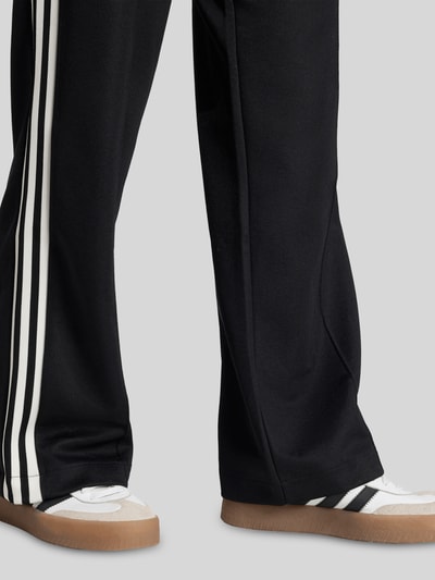 adidas Originals Spodnie dresowe o kroju regular fit z detal z logo Czarny 6