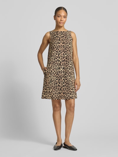 Frauenmodel trägt Minikleid aus Viskose-Mix mit U-Boot-Ausschnitt Modell 'PRISILLA' von Vila, Leo-Muster, Straight Fit, Ganzkörperansicht von vorne.