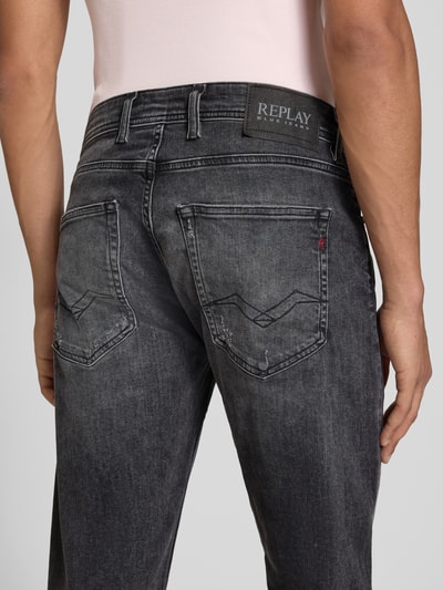 Männermodel trägt Straight Fit Jeans im Destroyed-Look Modell 'GROVER' von Replay, Baumwoll-Elasthan-Mix, Nahaufnahme Rückansicht.