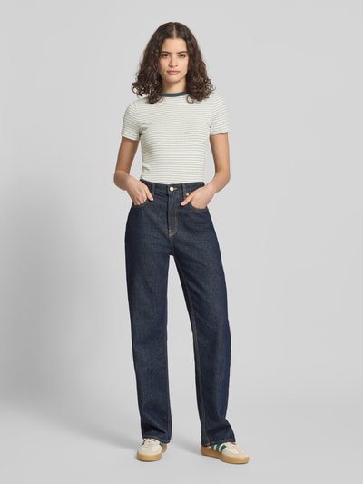 Mädchen trägt Regular Fit T-Shirt mit Viskose-Anteil Modell 'LUPE' von Only, mehrfarbig gestreift, Label Stitching, Ganzkörperansicht von vorne