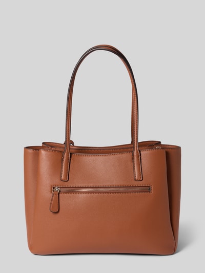 Produktfoto, Tote Bag in Leder-Optik Modell 'Isola' von Guess, braun, Hauptfach mit Reißverschluss, Logo-Detail, schmale Schulterriemen, 37 cm Breite, 27 cm Länge, 15 cm Tiefe, 62 cm Schulterriemen, strukturierte Oberfläche