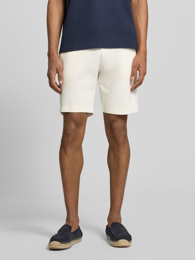 Männermodel trägt Shorts aus Baumwolle mit Strukturmuster von Christian Berg Men in Beige, Regular Fit, elastischer Bund, Ganzkörperansicht von vorne.