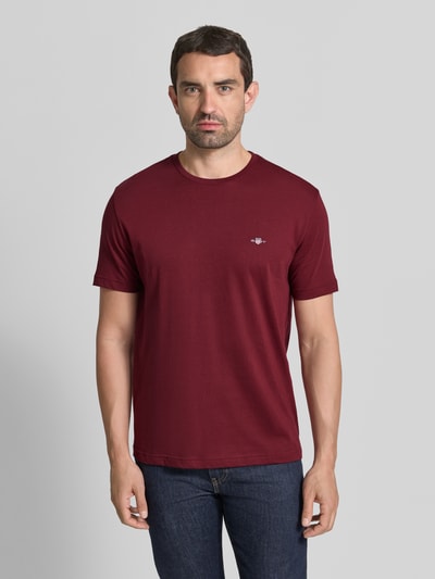 Männermodel trägt Regular fit t-shirt aus puur katoen von GANT in bordeaux, eenvoudige structuur, Ganzkörperansicht von vorne
