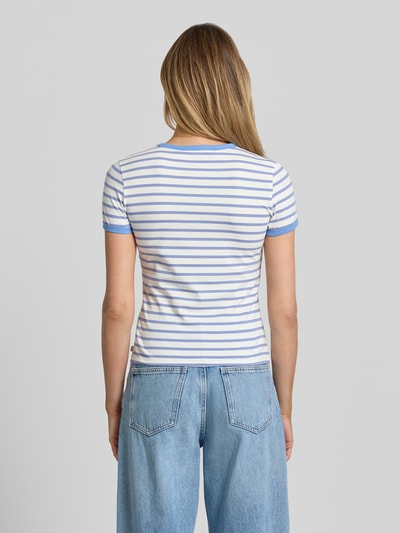 Frauenmodel trägt Regular Fit T-Shirt aus Baumwoll-Mix von Tom Tailor Denim, Mehrfarbig, Gestreift, Label-Patch, Rundhals, Kurzarm, Jersey, Ganzkörperansicht Rückansicht.