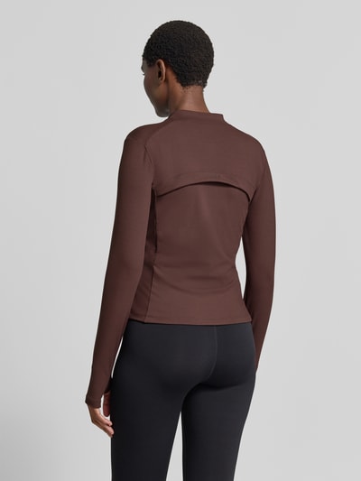 Frauenmodel trägt Jacke mit Zweiwege-Reißverschluss Modell 'Sense' von aim'n aus Material-Mix in Braun, Slim Fit, Ganzkörperansicht Rückansicht.