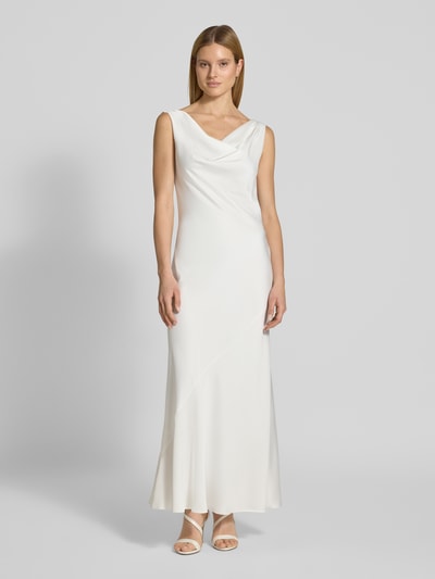 Frauenmodel trägt Brautkleid aus Satin mit Wasserfall-Ausschnitt von SWING, figurbetonter Schnitt, Maxikleid, cremefarben, Ganzkörperansicht von vorne.