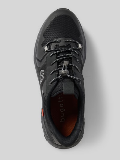 Produktfoto, Sneakersy z profilowaną podeszwą od Bugatti w kolorze czarnym, zaokrąglony czubek, wiązanie, logo, wys. obcasa 5 cm, wys. cholewki 7 cm, szerokość w rozmiarze 44: 9 cm