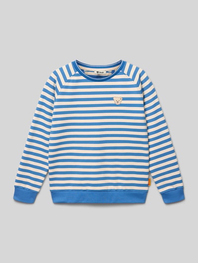 Produktfoto, bluza Sweatshirt mit Motiv-Stitching und Label-Detail von Steiff, mieszanka bawełny z dodatkiem streczu, krój loose fit, okrągły dekolt, biało-niebieskie paski, wyhaftowany motyw i detal z logo