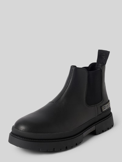 Produktfoto, schwarze Boote mit elastischen Einsätzen Modell 'SANDTOWN' von Replay, abgerundete Spitze, Label-Detail, Profilsohle