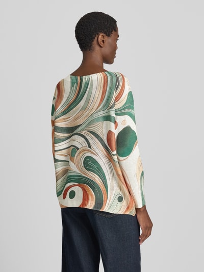 Frauenmodel trägt Strickpullover aus Viskose-Mix im Allover-Look von Apricot in Creme, Grün und Orange, Relaxed Fit, Rückenlänge 57 cm, Ganzkörperansicht Rückansicht.