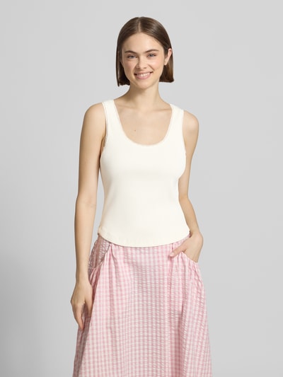 Frauenmodel trägt Tanktop in Ripp-Optik Modell 'Jolie' von OH APRIL aus Baumwoll-Elasthan-Mix, Slim-Fit, weiße Spitze, Nahaufnahme Oberkörper.