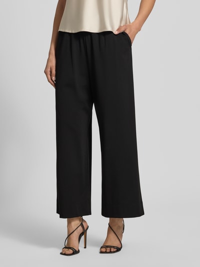 Frauenmodel trägt Regular Fit Anzughose mit elastischem Bund Modell 'MODICO' von Weekend Max Mara, unifarben, Nahaufnahme Unterkörper.
