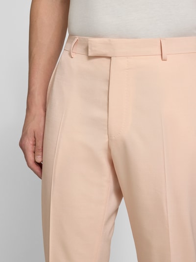 Männermodel trägt Straight Fit Stoffhose aus Viskose-Mix Modell 'Blayr' von JOOP! Collection, beige, mit Bügelfalten, Nahaufnahme Oberkörper.