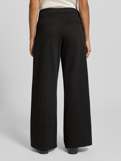 Frauenmodel trägt schwarze Weite Hose mit Viskose-Anteil Modell 'Liva Jump' von ANGELS, Damen Wide & Loose Fit Jeans, Ganzkörperansicht Rückansicht.