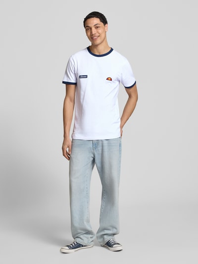 Mężczyznamodel nosi męski t-shirt Ellesse T-Shirt mit Logo- und Label-Patch Modell 'RINGETTO', bawełna, prosty krój, okrągły dekolt, długość tyłu w rozmiarze M: 72 cm, Ganzkörperansicht von vorne.