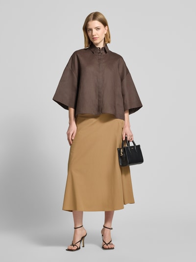Frauenmodel trägt ausgestellten Maxi-Rock aus reiner Baumwolle Modell 'ZATTERA' von Weekend Max Mara, Optik: Unifarben, Passform: Ausgestellt, Länge: Maxi, Verschluss: Nahtreißverschluss, Materialverarbeitung: Popeline, Farbe Beige, glatte Textur, Ganzkörperansicht von vorne.