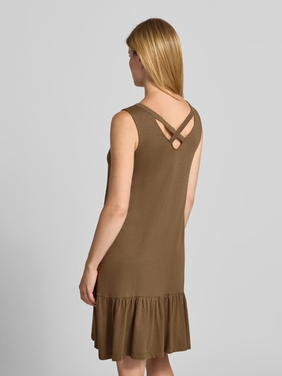 Frauenmodel trägt Relaxed Fit Freizeitkleid aus Baumwoll-Modal-Mix von s.Oliver RED LABEL in Braun mit Volant, Ganzkörperansicht Rückansicht.