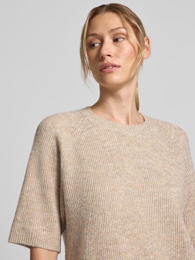 Vrouwenmodel draagt relaxed fit t-shirt uit wolmix Model 'Astrid' van FREE/QUENT, tricotlook, 1/2-mouwen, ronde hals, nahaufnahme bovenlichaam.