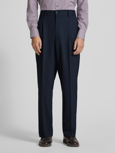 Männermodel trägt Regular Fit Anzughose mit Bügelfalten Modell 'FLIPS251X' von HUGO, Optik: Unifarben, Stretch-Twill, Ganzkörperansicht von vorne.
