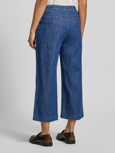 Frauenmodel trägt Regular Fit Culotte aus Baumwoll-Mix von Raphaela By Brax in Blau mit Gürtelschlaufen und Leistentaschen, Ganzkörperansicht Rückansicht.