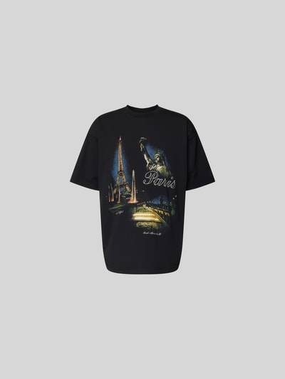 Produktfoto, Relaxed Fit T-Shirt aus Baumwolle von VETEMENTS, Herren T-Shirt in Schwarz mit Motiv-Print, Rundhalsausschnitt, überschnittene Schultern, Rückenlänge bei Größe M: 77 cm, glatte Struktur, dezente Farbkontraste.