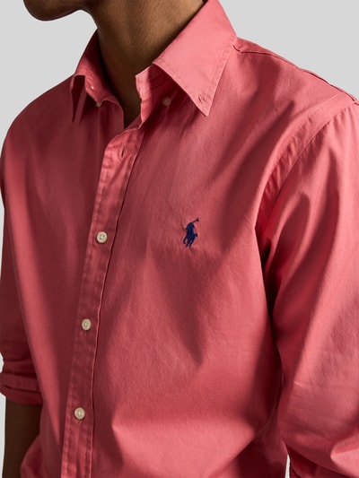 Männermodel trägt Regular Fit Freizeithemd aus reiner Baumwolle von Polo Ralph Lauren, Optik: Unifarben, Twill, Logo-Stitching, Nahaufnahme Oberkörper.