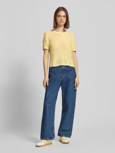 Frauenmodel trägt Regular Fit Strickpullover mit kurzen Ärmeln Modell 'SUNNY' von Only, Optik: Unifarben, Rundhals, Strick, Ganzkörperansicht von vorne.