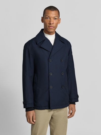 Männermodel trägt Jacke mit Reverskragen Modell 'HELMSMAN' von g-lab, Baumwoll-Mix, krój regular fit, dunkelblau, Zweireiher, Knopfverschluss, Ärmelriegel, Szerokość w rozmiarze M: 50 cm, Długość tyłu: 77 cm, Szerokość klatki piersiowej: 56 cm, Długość rękawa: 68 cm, Ganzkörperansicht von vorne