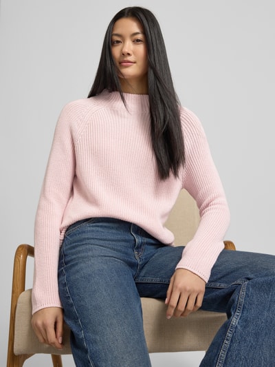 Frauenmodel trägt Strickpullover mit Stehkragen von monari in Rosa, Baumwoll-Mix, Regular-Fit, Label-Detail, Nahaufnahme Oberkörper.