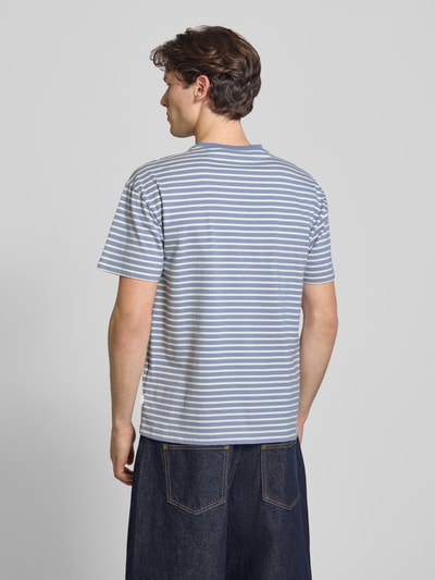 Männermodel trägt Herren T-Shirt mit Label-Stitching und Rundhalsausschnitt von BLKVIS, Reine Baumwolle, Regular-Fit, Allover-Look, Rückenlänge 69 cm bei Größe M, Ganzkörperansicht Rückansicht.