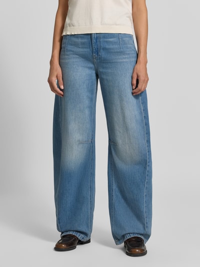 Kobiece modelka ma na sobie jeansy Straight Fit z czystej bawełny Model 'LIABLE' od DRYKORN, 5 kieszeni, zapięcie na guzik i zamek błyskawiczny, jasnoniebieski denim, Szerokość w rozmiarze 27/34: 35 cm, Długość wewnętrzna nogawki w rozmiarze 27/34: 86 cm, widok całej sylwetki z przodu.