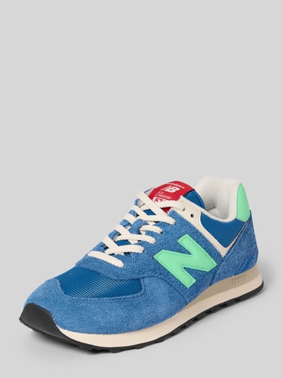 Produktfoto, Sneaker mit Label-Details Modell 'U574' von New Balance, abgerundete Form, Schnürung, strukturierte Sohle, blaue und grüne Farbtöne, Absatzhöhe 3 cm, Schafthöhe 9 cm, Schaftweite 8 cm