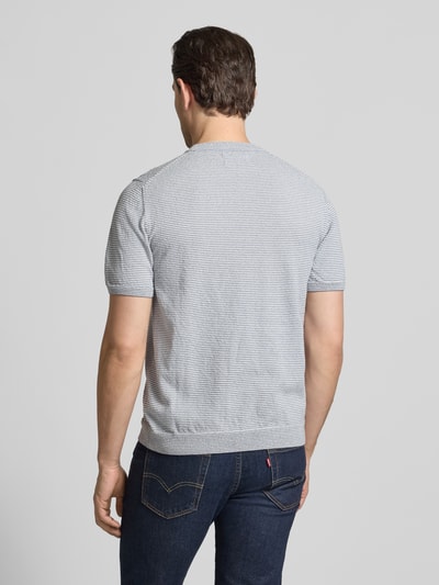 Männermodel trägt Strickshirt mit Rundhalsausschnitt von JAKE*S STUDIO MEN, Baumwoll-Mix, Regular-Fit, Allover-Look, Ganzkörperansicht Rückansicht.