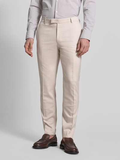 Männermodel trägt cremefarbene Anzughose mit Gesäßtaschen Modell 'Blayr' von JOOP! Collection, glatte Textur, Ganzkörperansicht von vorne.
