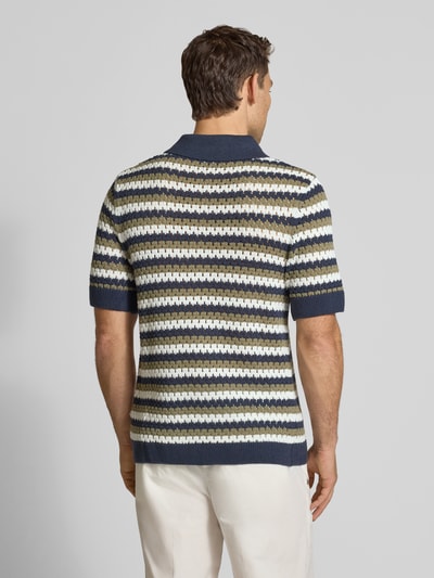 Männermodel trägt Cardigan mit 1/2-Arm von Lindbergh aus Reine Baumwolle im Allover-Look mit Umlegekragen und Knopfleiste, Regular-Fit, Ganzkörperansicht Rückansicht.