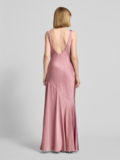 Frauenmodel trägt Abendkleid mit Wasserfall-Ausschnitt und breiten Trägern von Mascara aus roséfarbenem Satin, Maxikleid, Körpernaher-Schnitt, tiefer Rückenausschnitt, rückseitiger Reißverschluss, Rückenlänge bei Größe 36: 156 cm, Brustweite bei Größe 36: 30 cm, Ganzkörperansicht Rückansicht.