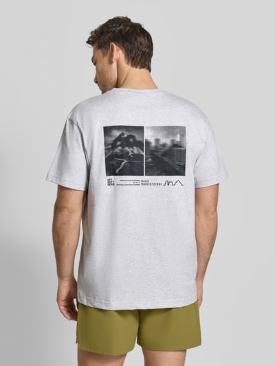 Männermodel trägt T-Shirt mit Motiv-Print und Rundhalsausschnitt von HALO in Hellgrau, reine Baumwolle, Regular Fit, Rückenlänge 72 cm, Ganzkörperansicht Rückansicht.