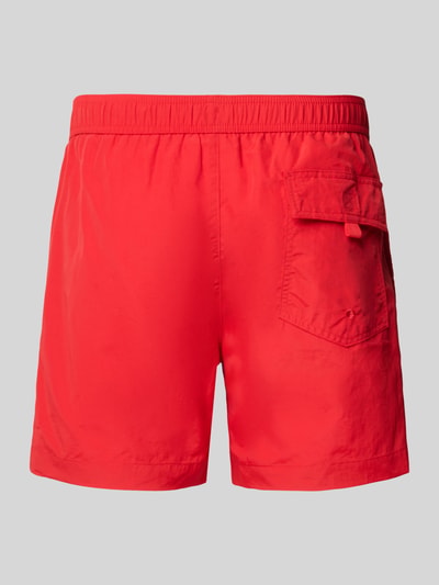 Produktfoto, Badehose mit elastischem Bund und Label-Stitching von CHAMPION in Rot, Regular-Fit mit Tunnelzug, glatte Textur, Rückansicht.