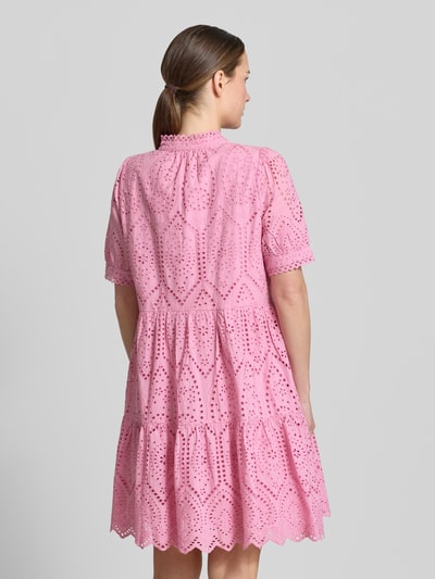 Frauenmodel trägt Minikleid mit Lochstickerei Modell 'Holi' von YAS in Rosa, A-Linie aus Reine Baumwolle, Ganzkörperansicht Rückansicht. Rückenlänge bei Größe S: 94 cm, Brustweite: 50 cm, Ärmellänge: 30 cm.