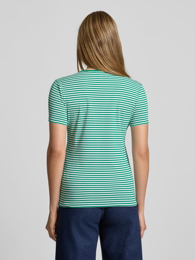 Frauenmodel trägt T-Shirt mit Rundhalsausschnitt Modell 'ALLI' von Lauren Ralph Lauren, grün-blau gestreift, Baumwoll-Elasthan-Mix, Ganzkörperansicht Rückansicht.